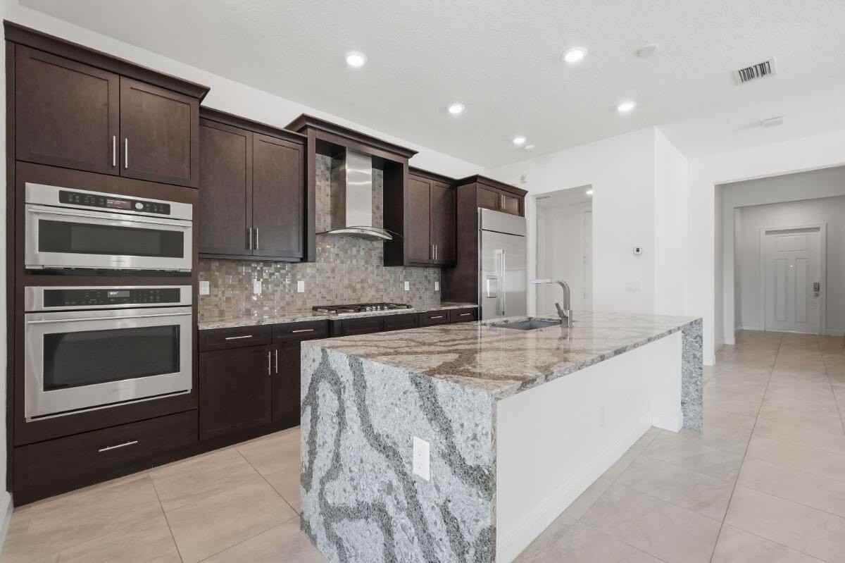 11760 Bayview Cir - Photo 2 of 50