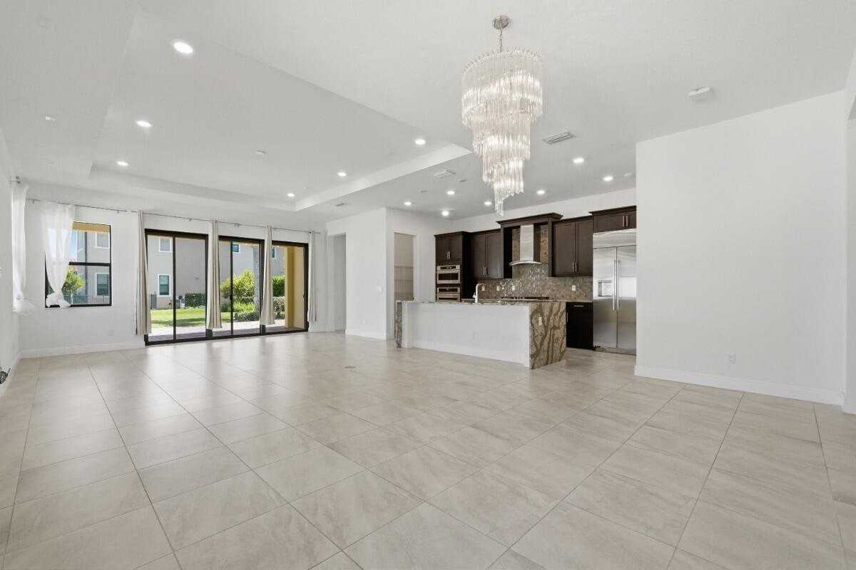 11760 Bayview Cir - Photo 3 of 50