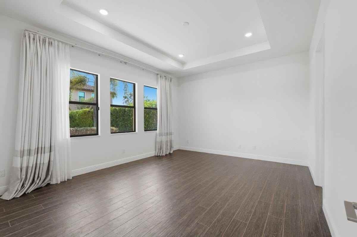 11760 Bayview Cir - Photo 5 of 50