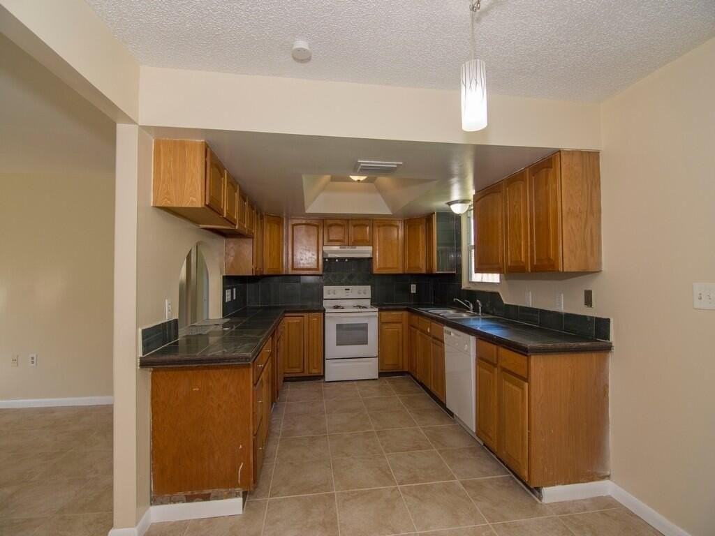 8604 Brookline Ave - Photo 3 of 33