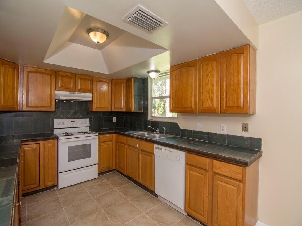 8604 Brookline Ave - Photo 4 of 33