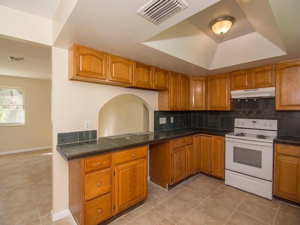 8604 Brookline Ave - Photo 5 of 33