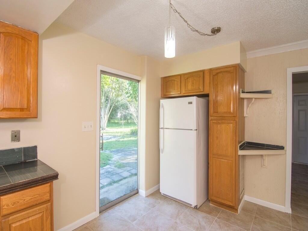 8604 Brookline Ave - Photo 6 of 33