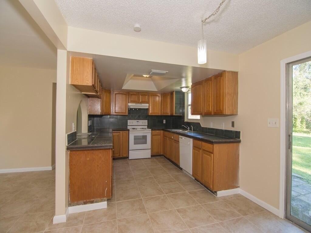 8604 Brookline Ave - Photo 7 of 33