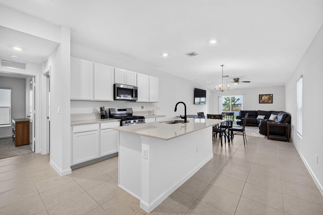 Nw Sweetwood Dr - Photo 4 of 16