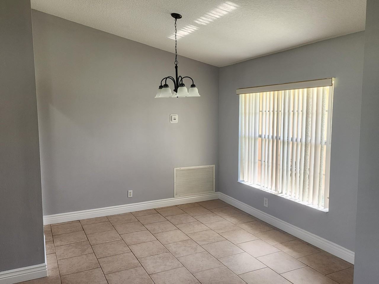 425 Sw Mccomb Ave - Photo 2 of 16