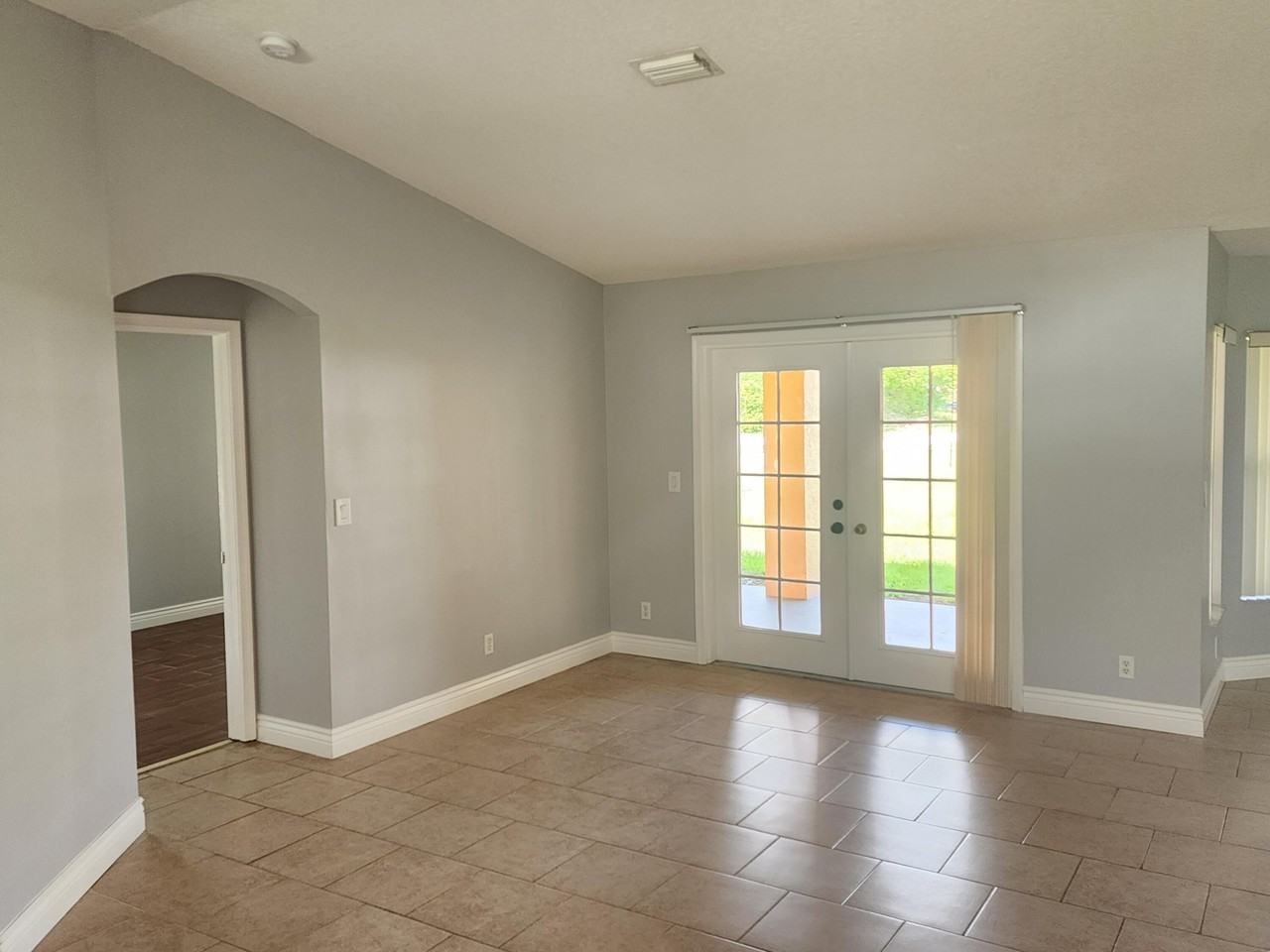 425 Sw Mccomb Ave - Photo 3 of 16