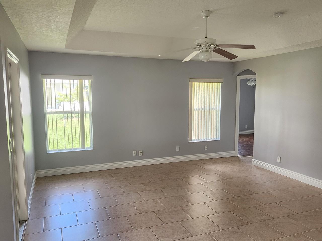 425 Sw Mccomb Ave - Photo 4 of 16