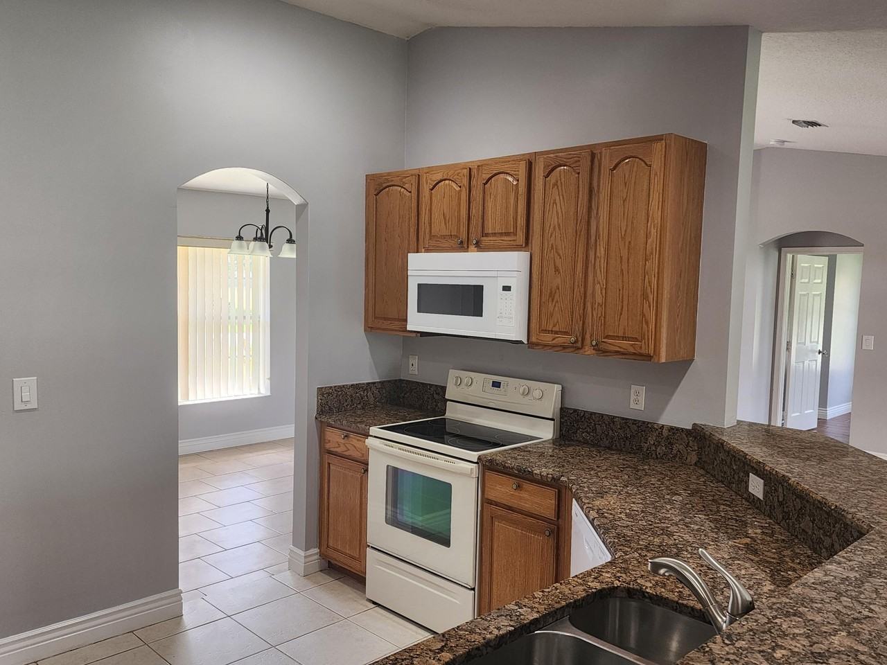 425 Sw Mccomb Ave - Photo 6 of 16