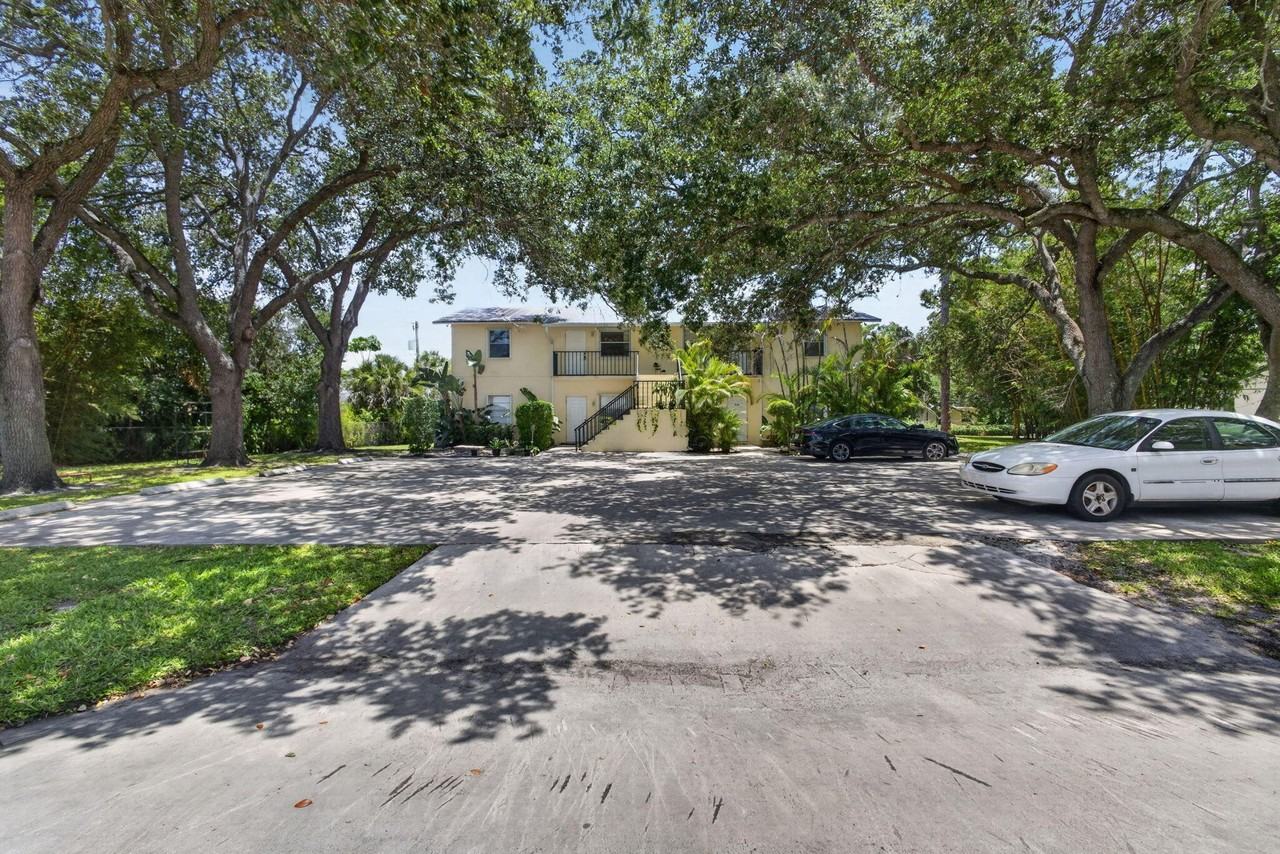 708 Sw Gardens Blvd - Photo 2 of 35