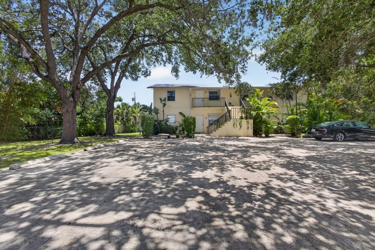 708 Sw Gardens Blvd - Photo 3 of 35