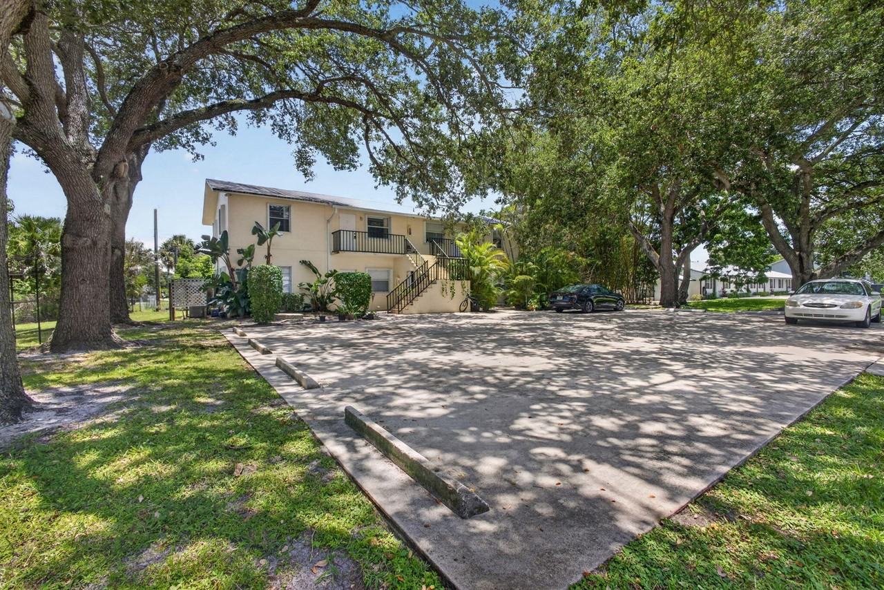 708 Sw Gardens Blvd - Photo 4 of 35