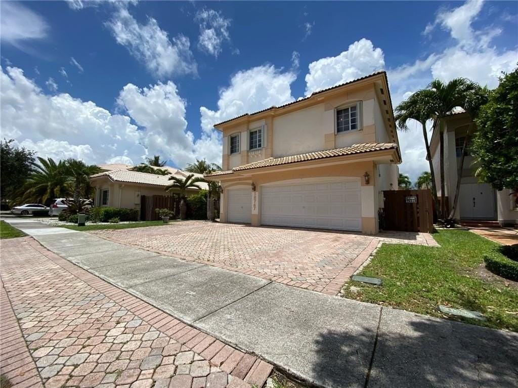 10747 Nw 70th Ter - Photo 3 of 45