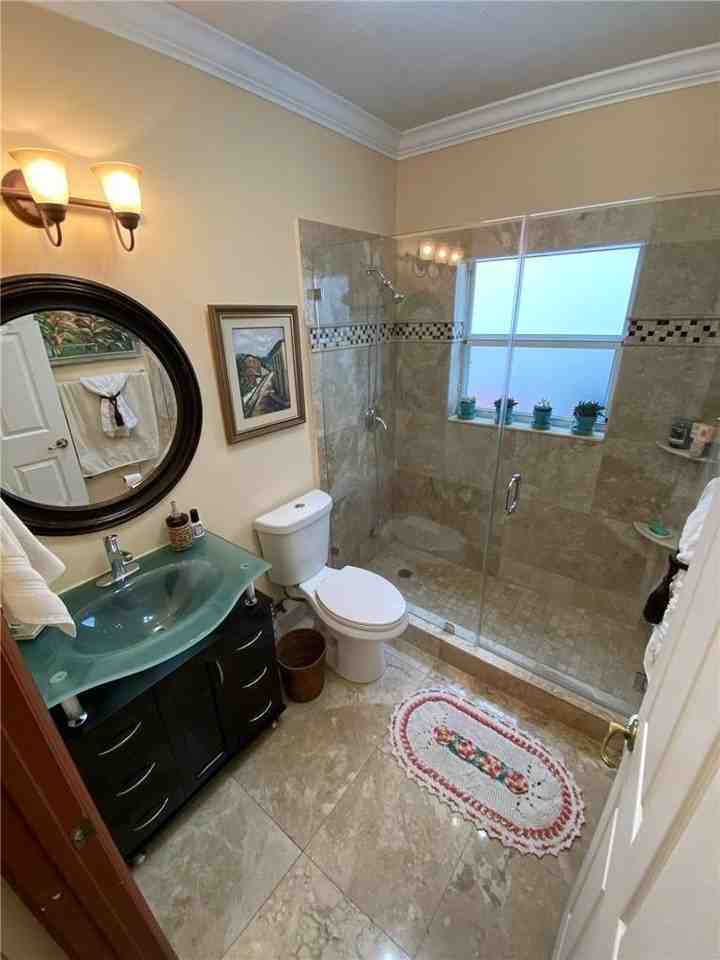 10747 Nw 70th Ter - Photo 4 of 24