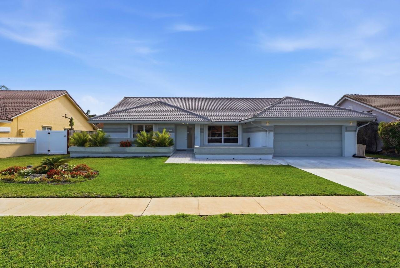 9284 Laurel Green Dr