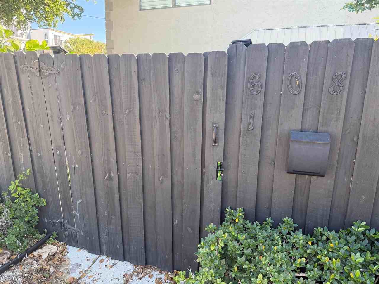 608 Ne 29th Dr #1 - Photo 5 of 27