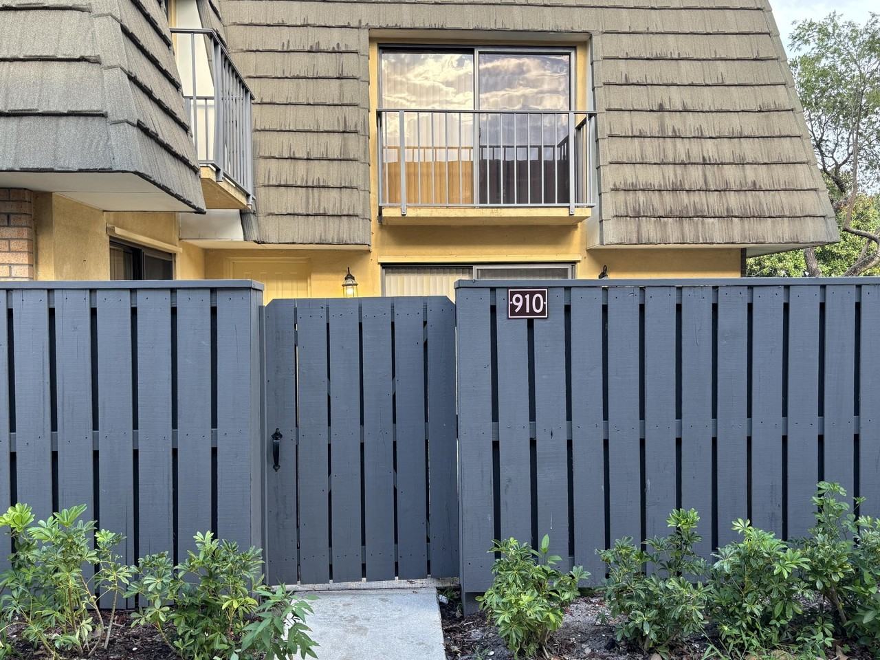 910 9th Way - Photo 2 of 26