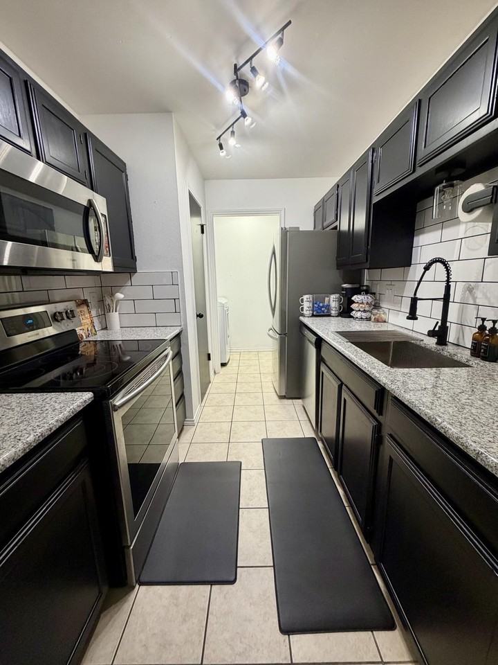 1417 Lindell Ct - Photo 4 of 21