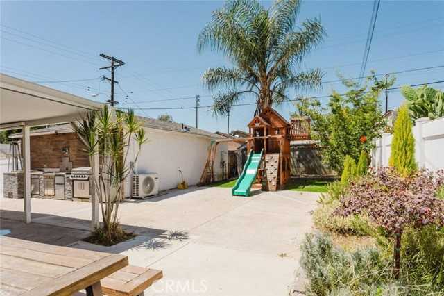 16155 Hamlin St - Photo 3 of 8