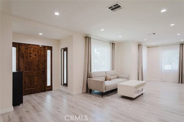 16155 Hamlin St - Photo 5 of 8