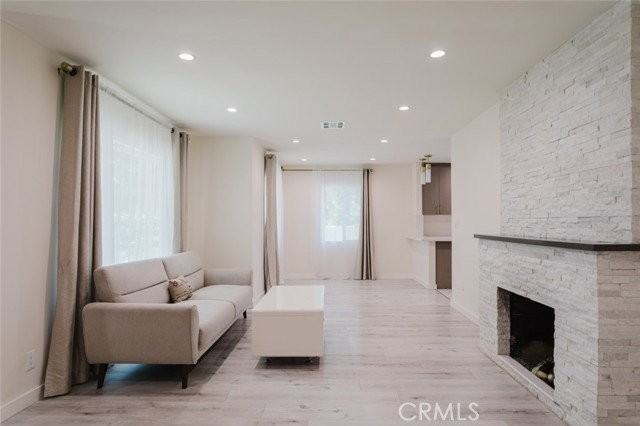 16155 Hamlin St - Photo 6 of 8