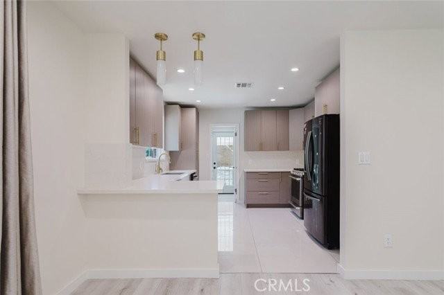 16155 Hamlin St - Photo 7 of 8