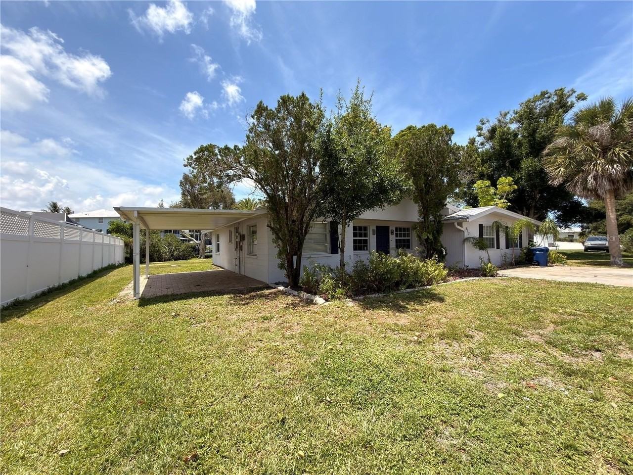 812 Bayview Dr - Photo 2 of 24