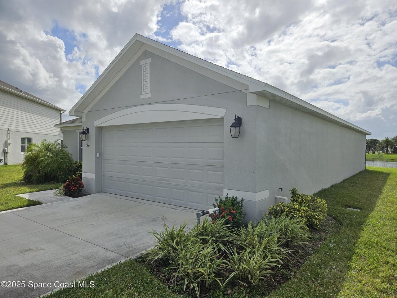 586 Cooper Ct Sw - Photo 2 of 33
