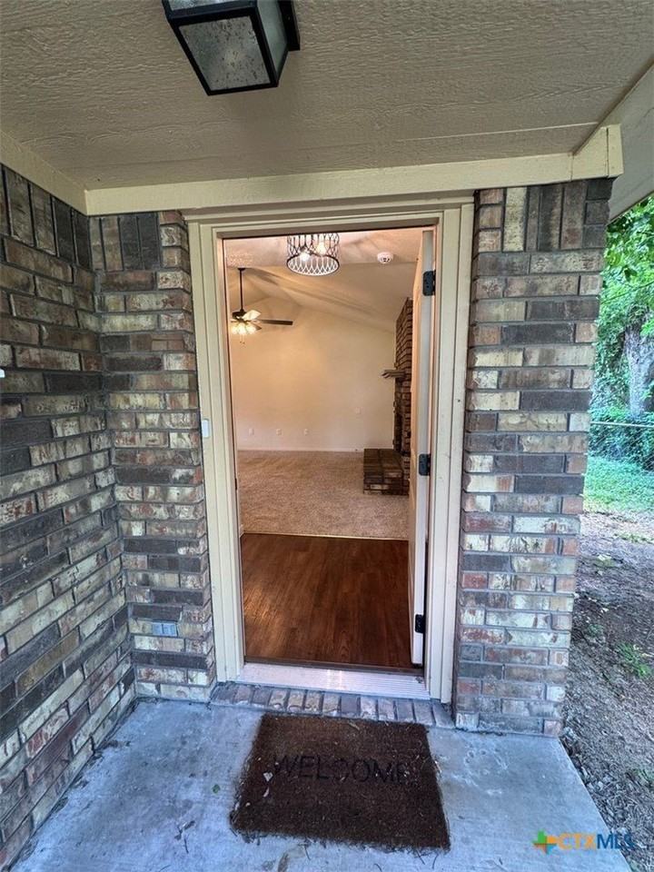 108 E Reagan Ave - Photo 3 of 18