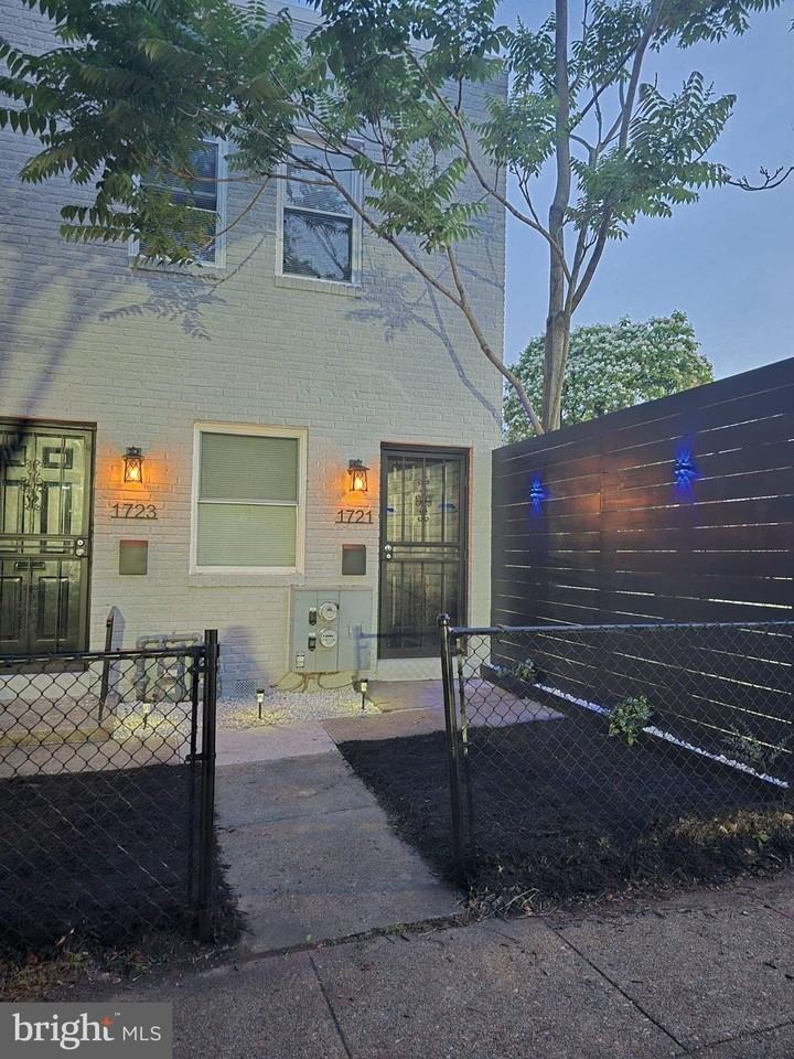 1721 Gales Pl Ne - Photo 2 of 16