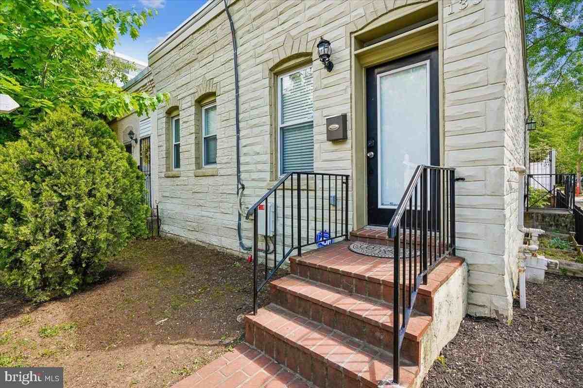 1339 C St Ne - Photo 2 of 24