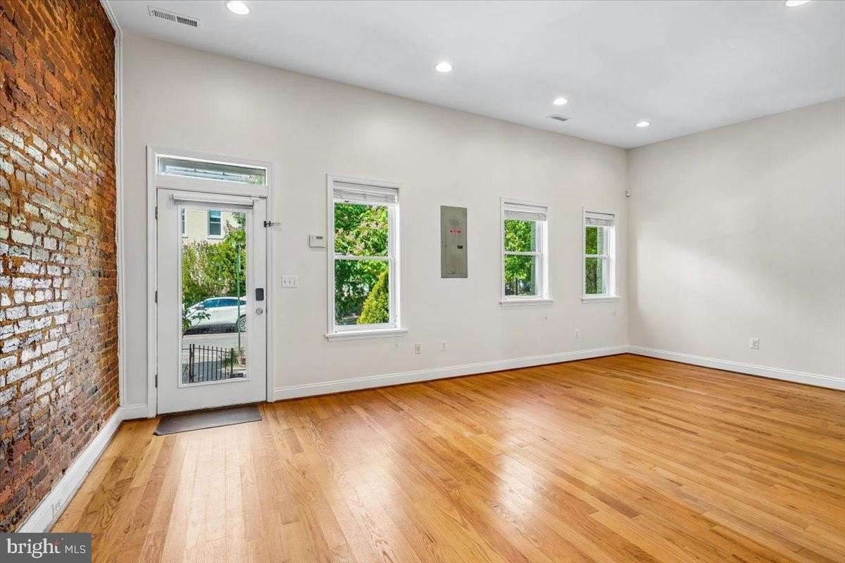 1339 C St Ne - Photo 3 of 24