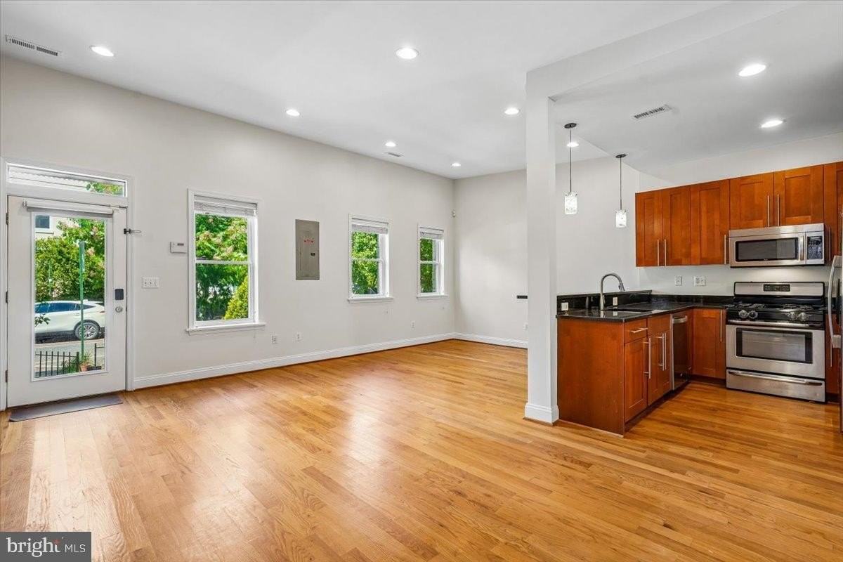 1339 C St Ne - Photo 5 of 24