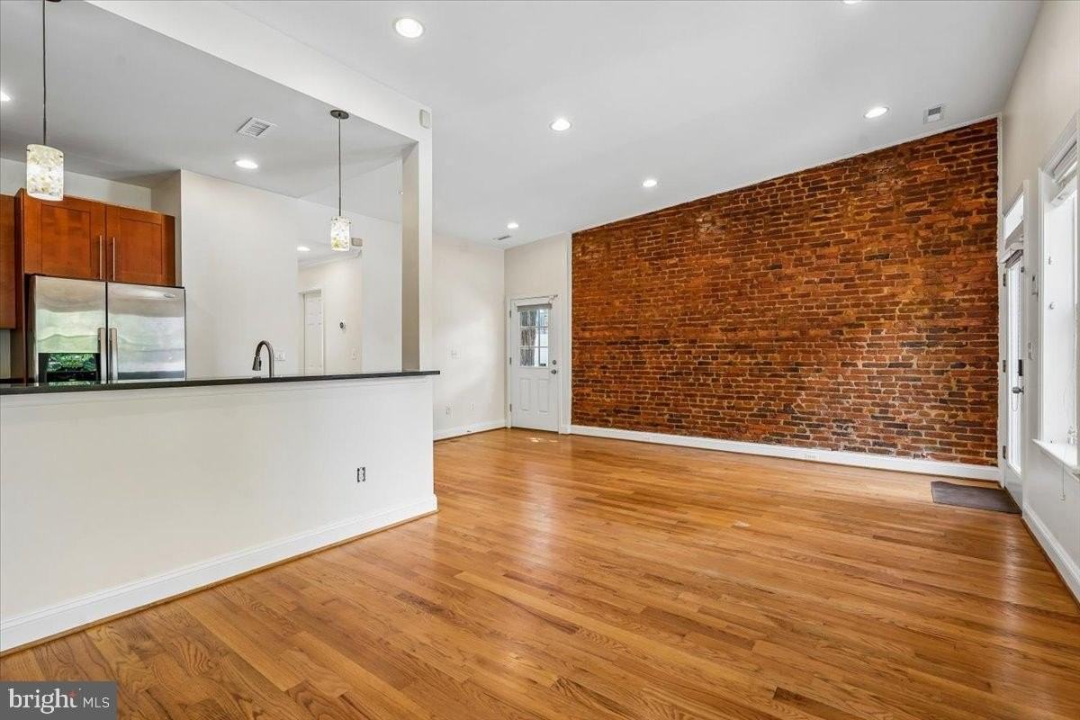 1339 C St Ne - Photo 7 of 24