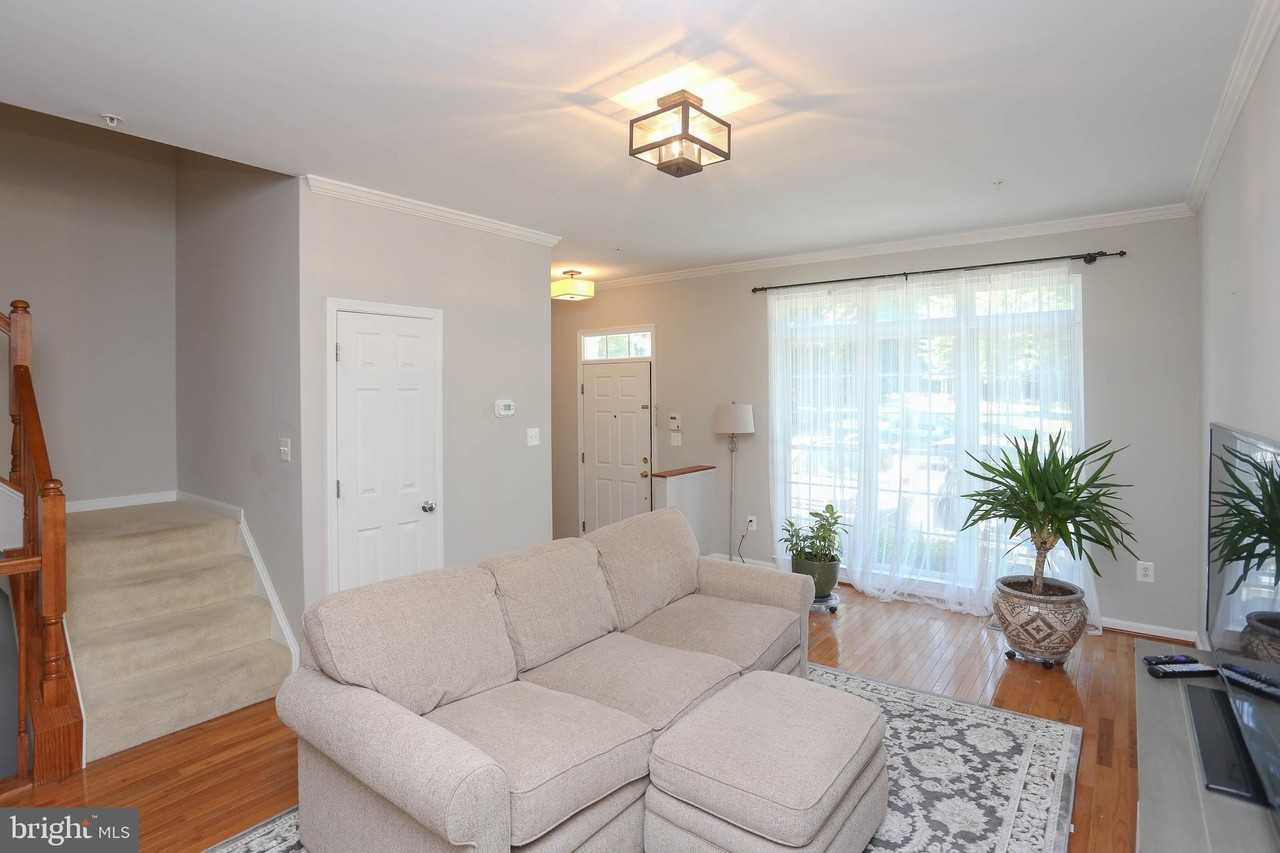 2425 Killarney Ter - Photo 2 of 14