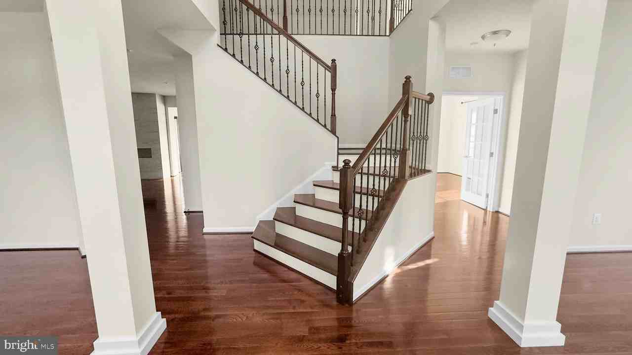 10185 Warfield St - Photo 3 of 24