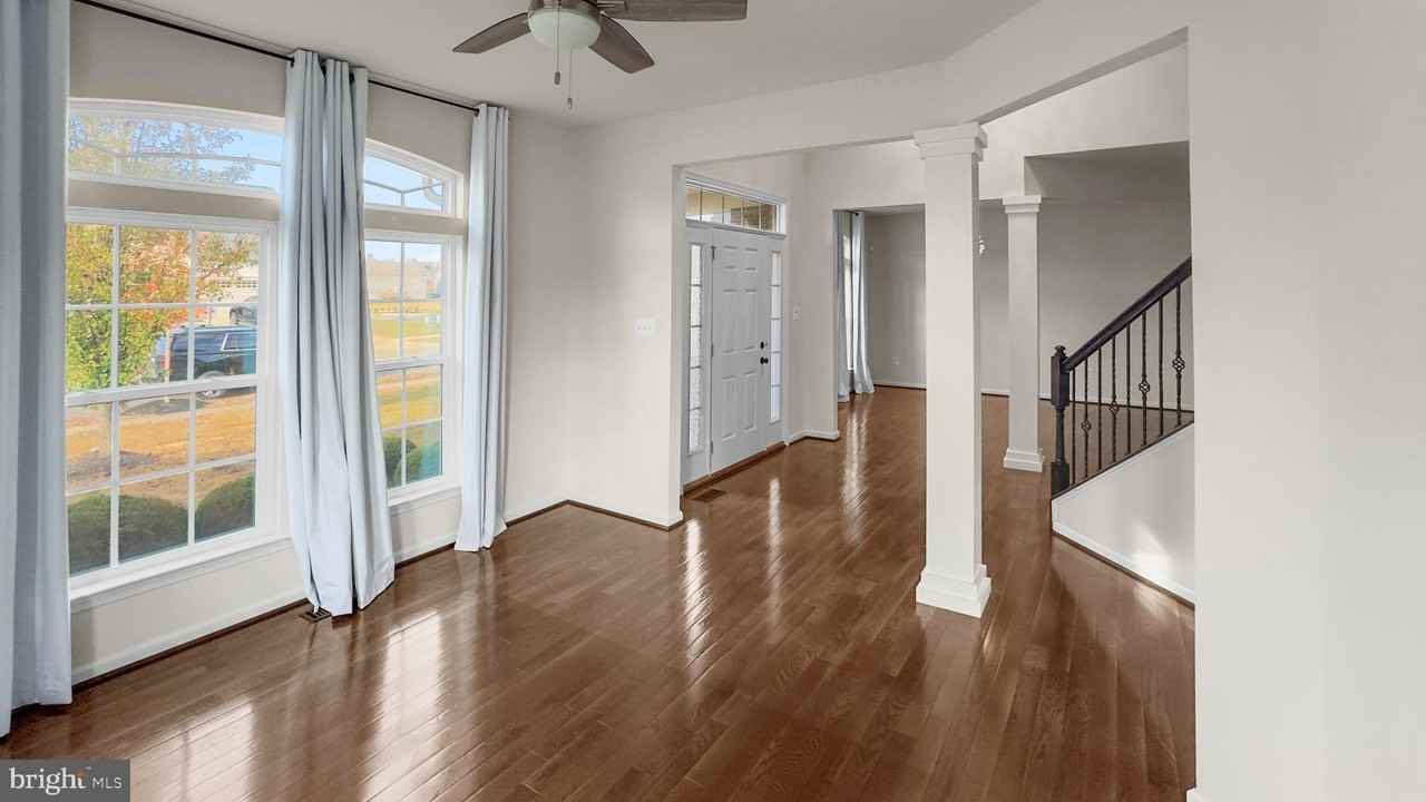 10185 Warfield St - Photo 4 of 24