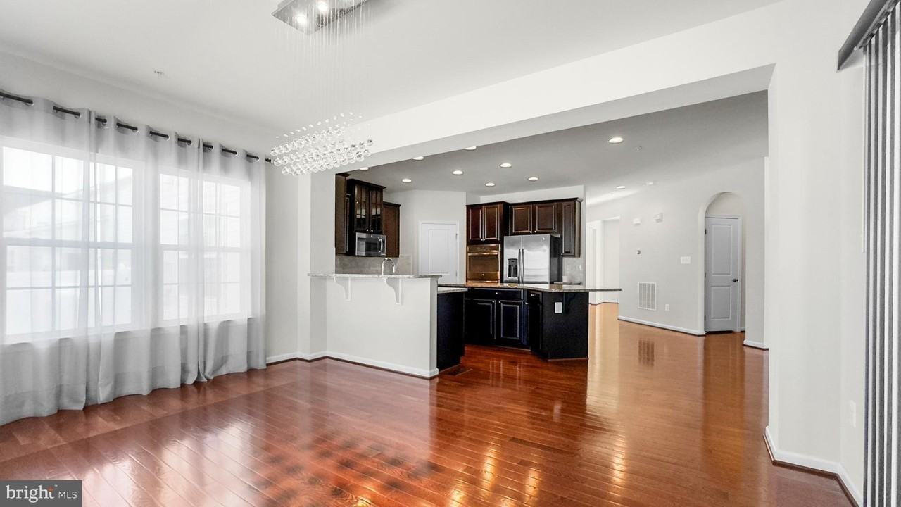 10185 Warfield St - Photo 6 of 24