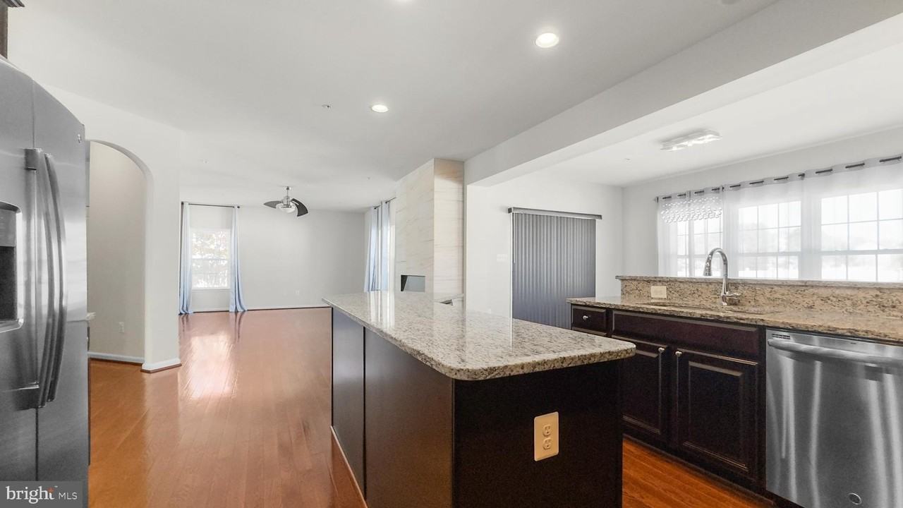 10185 Warfield St - Photo 7 of 24