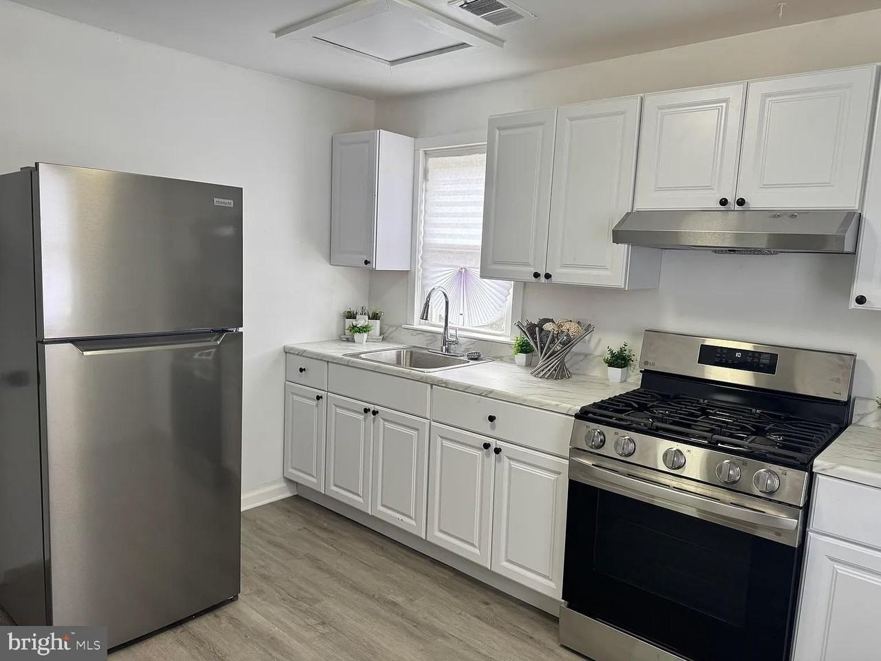 7267 Benedict Ave - Photo 4 of 10