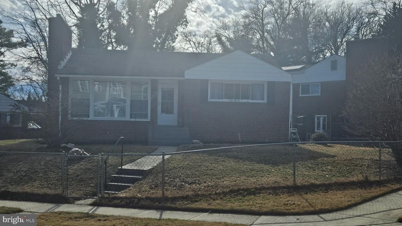 10404 Insley St - Photo 2 of 2
