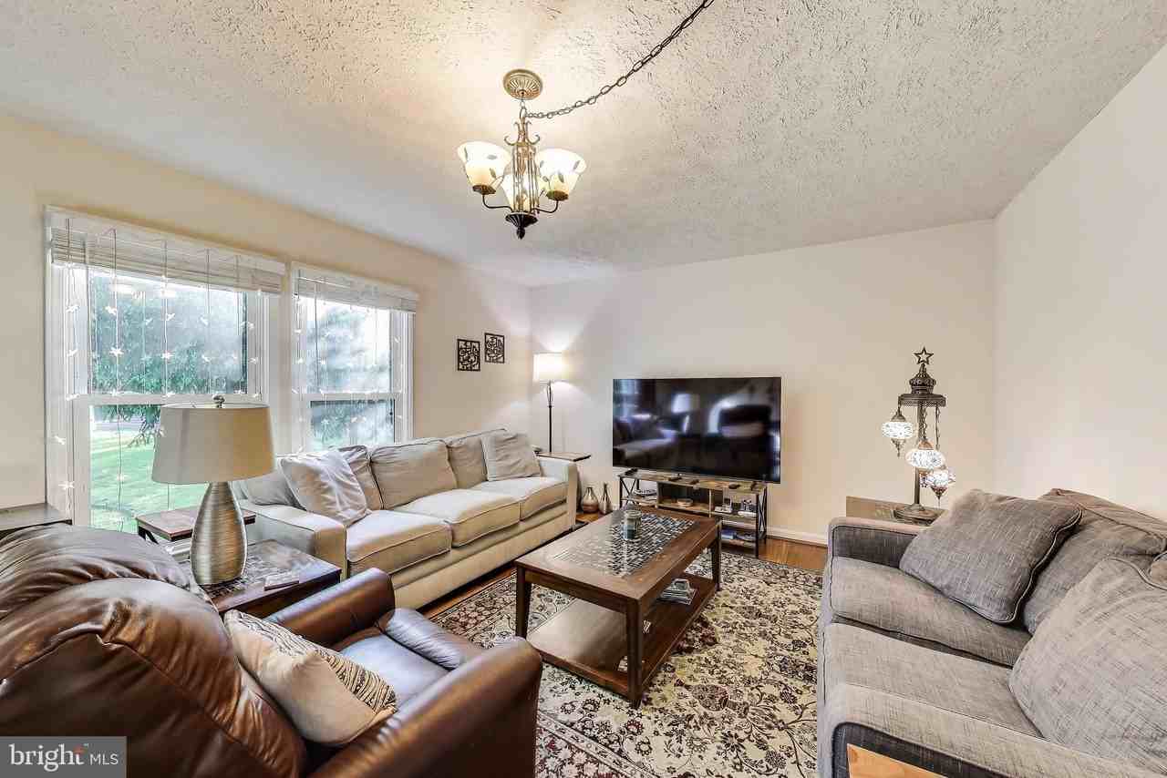 7726 Seven Locks Rd - Photo 3 of 35