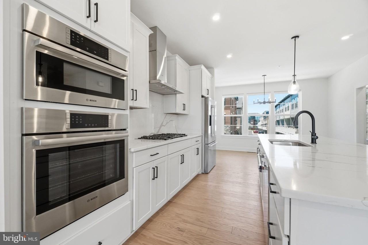 10235 Dalmatian St - Photo 5 of 25