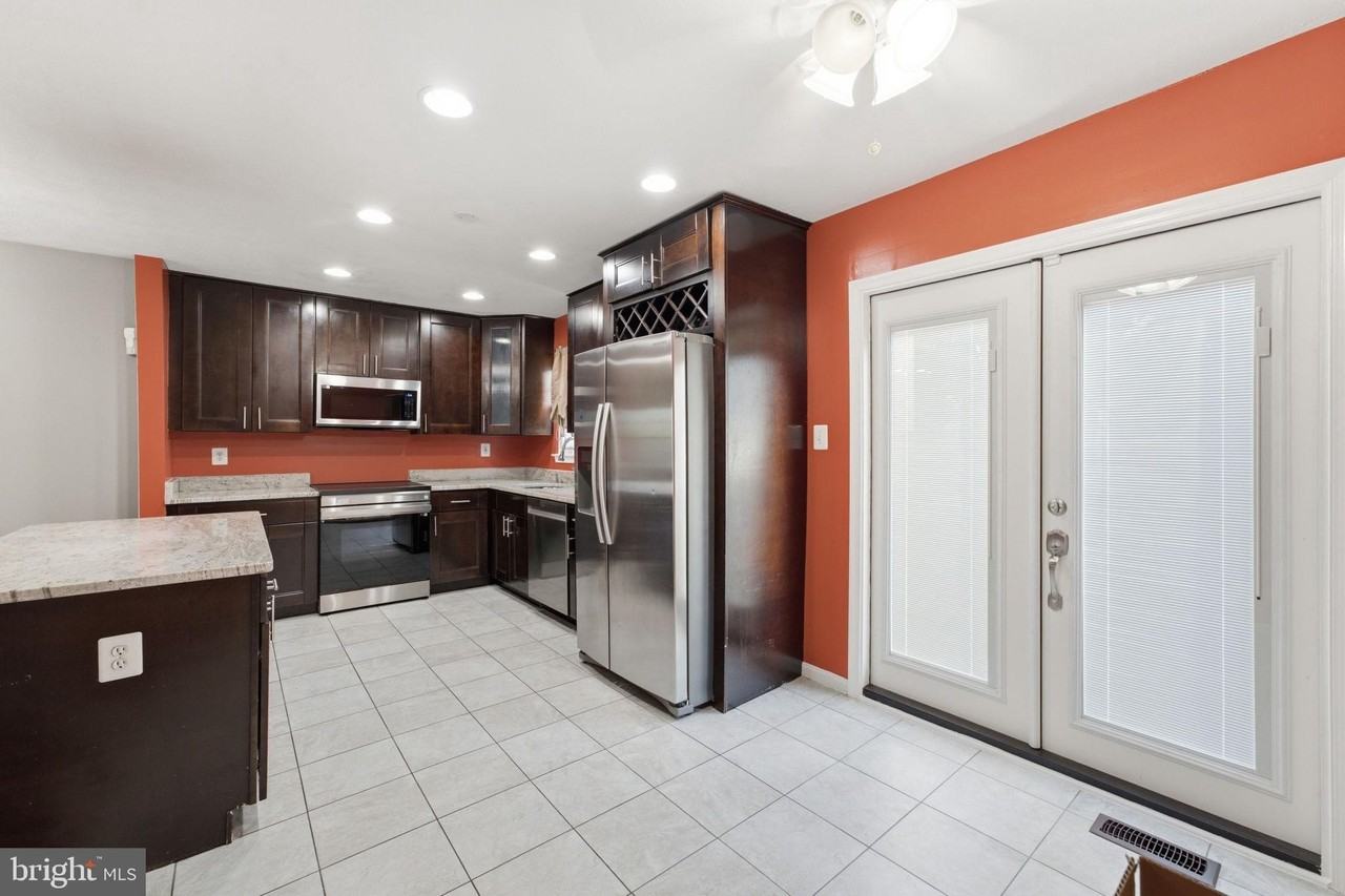 10703 Campus Way S - Photo 7 of 32