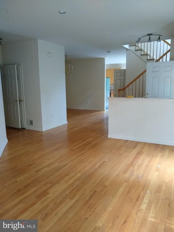 19 Wordsworth Ct - Photo 3 of 15