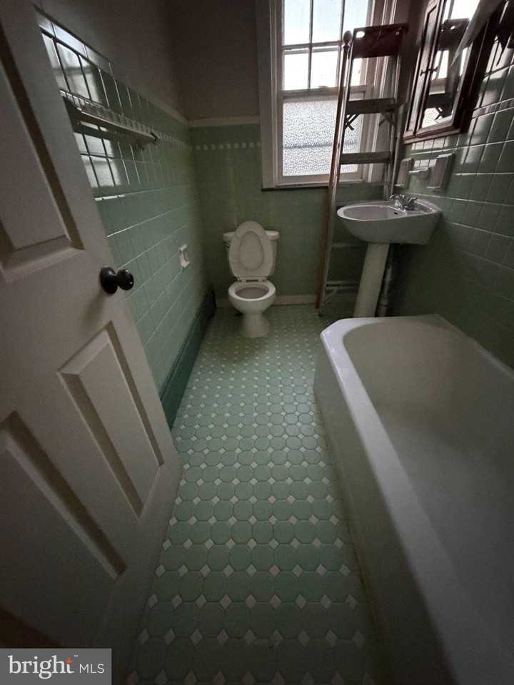 220 Virginia Ave - Photo 3 of 11