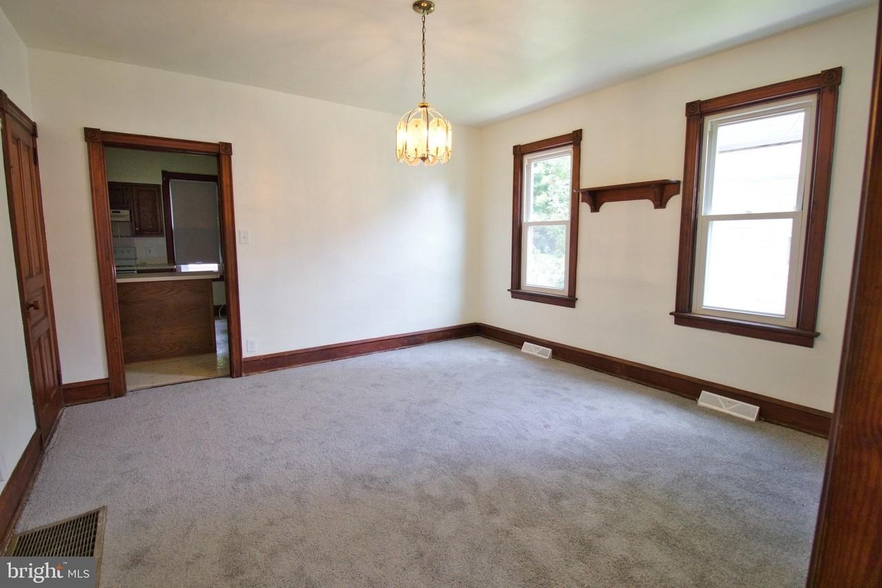 143 Green St - Photo 5 of 13