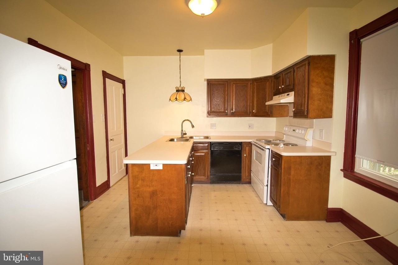 143 Green St - Photo 6 of 13