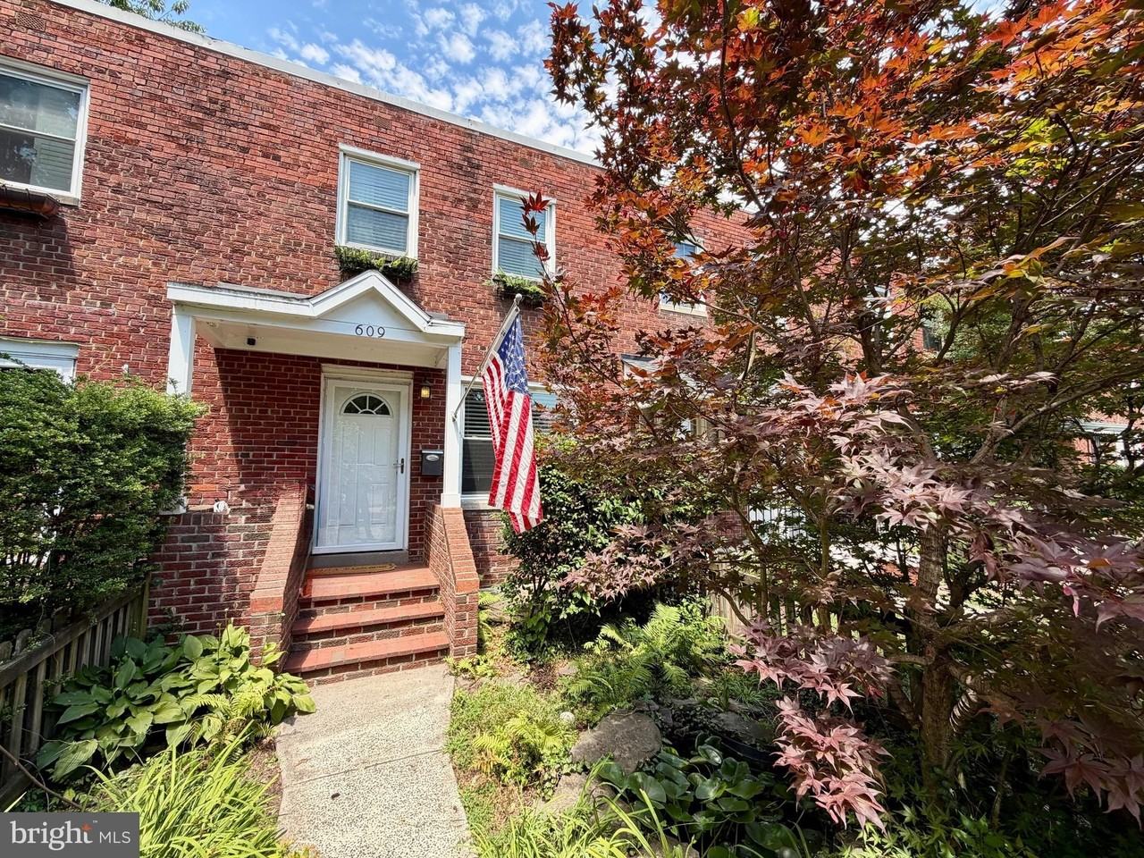 609 S Henry St - Photo 2 of 32