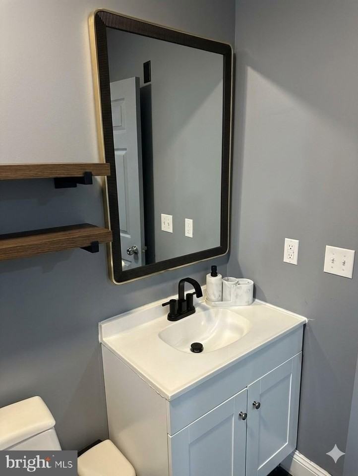 10718 Wellington St - Photo 6 of 12